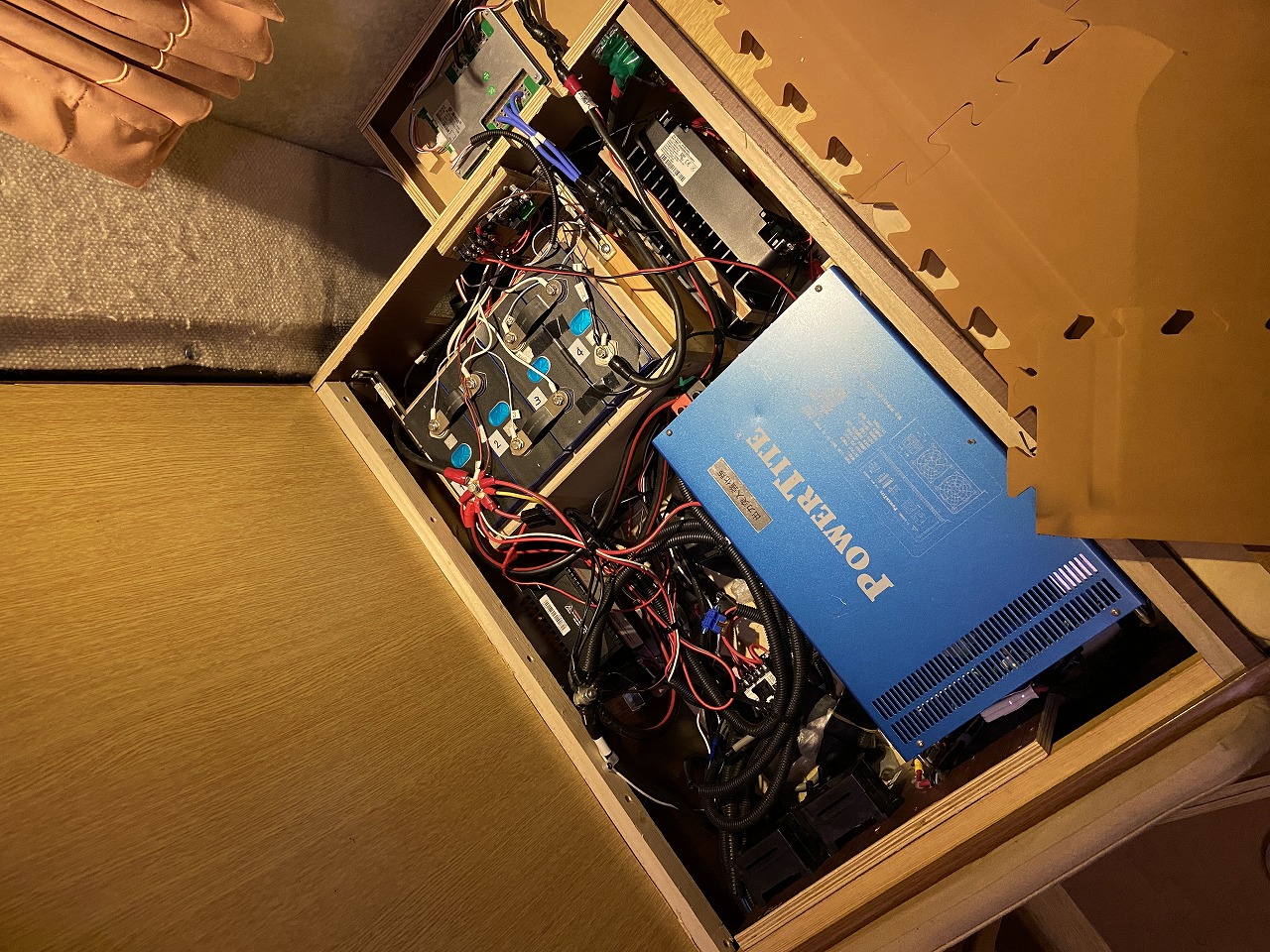 キャンピングカーのインバーターのセービングモードに泣く